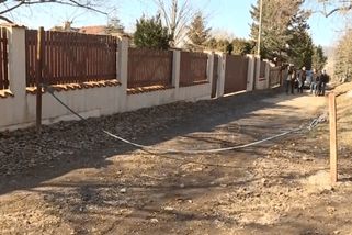 VIDEO: Smrtelná nehoda 18letého motorkáře ve Zvánovicích: Přehlédl řetěz natažený přes cestu